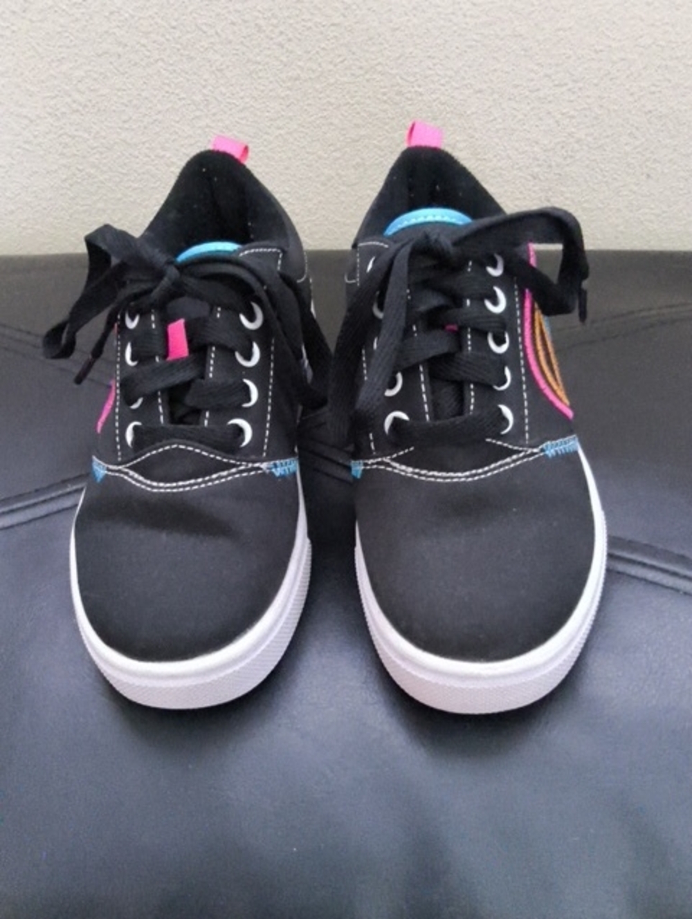 Girls Heelys black with pink wheels